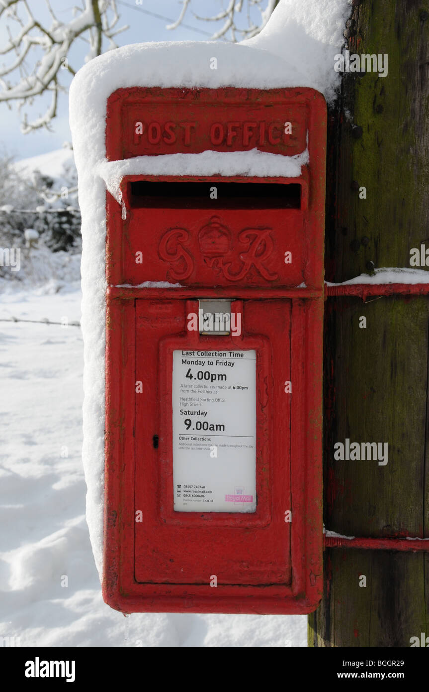 Lampada 'Box' tipo di pilastro casella nella neve a Warbleton, East Sussex. Foto Stock