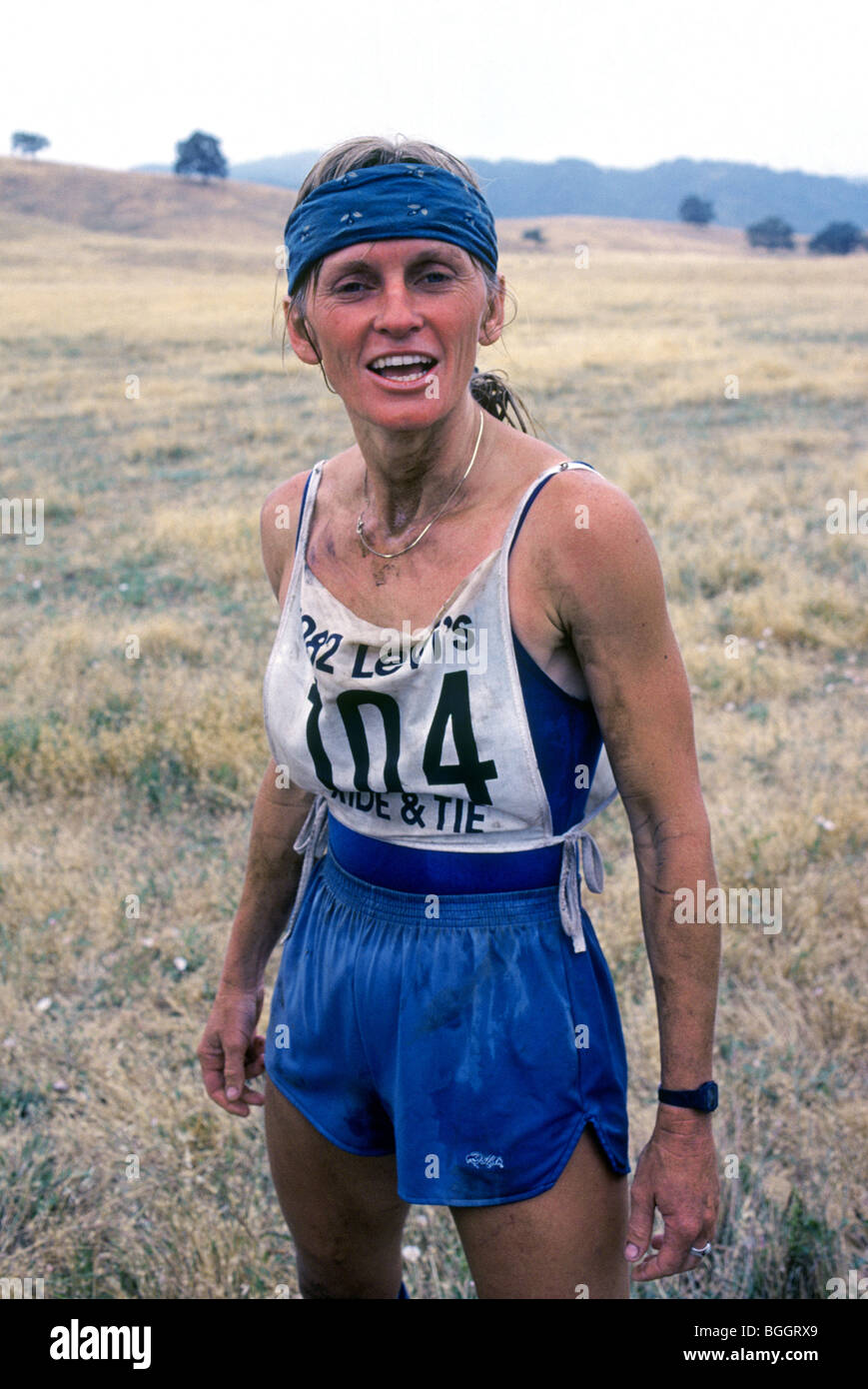 Un concorrente di un giro e legare la gara Endurance è coperto con il sudore e la sporcizia Foto Stock