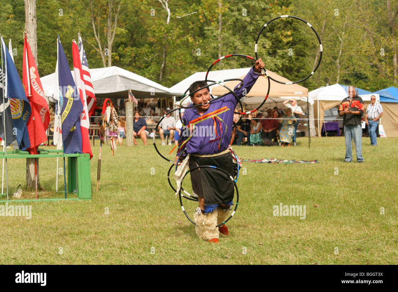 Hoop Dance da Native American Indian uomo contemporaneo a Pow Wow. Springfield, Ohio, Stati Uniti d'America. Foto Stock