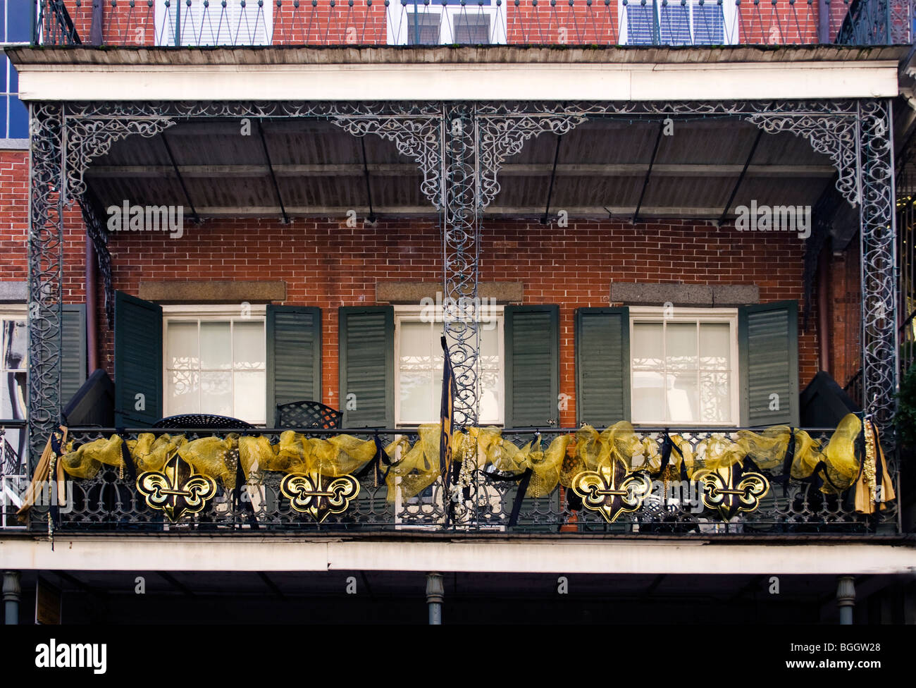 French Quarter balcone decorato con i Santi football team logo, La Fleur de Lis. New Orleans, La, STATI UNITI D'AMERICA. Foto Stock