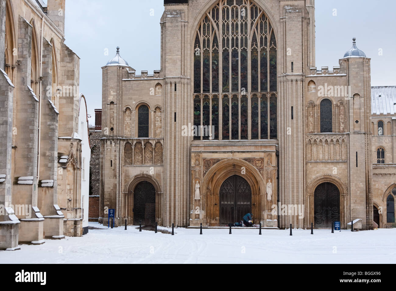 Norwich Cathedral in Norfolk dopo il record UK nevicata dei primi di gennaio 2010. Foto Stock