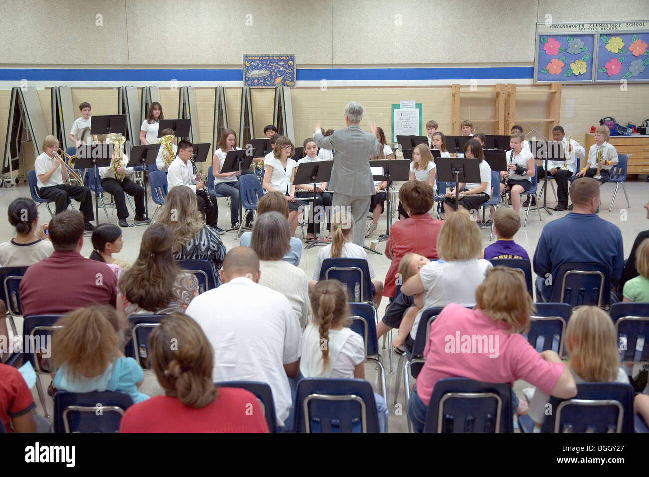 I genitori e la famiglia guarda il quinto grado band recital presso Ravensworth elementare, Fairfax County, Springfield, Virginia Foto Stock
