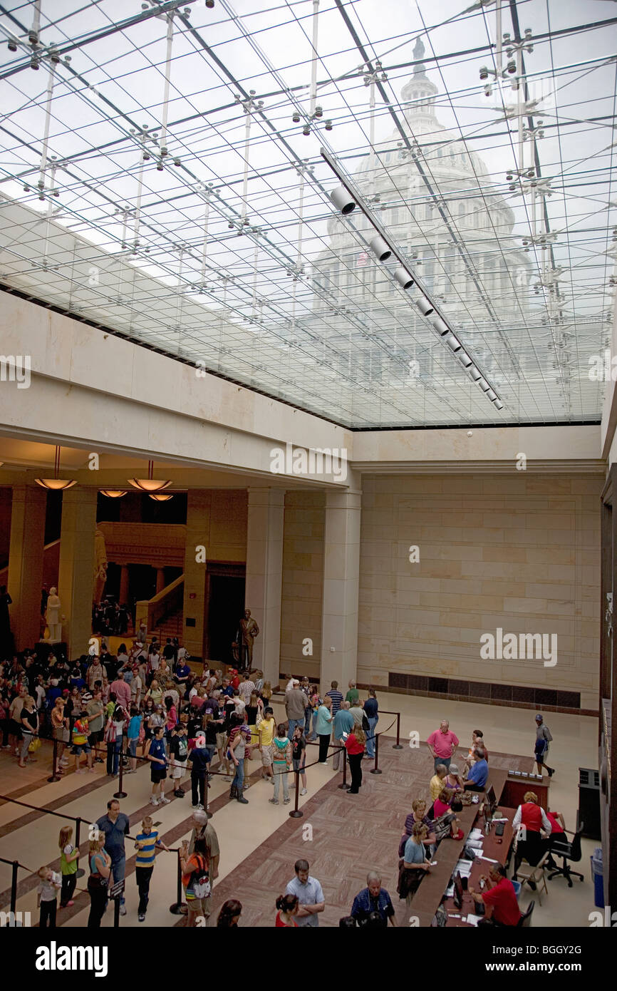 I turisti stand in linea per i biglietti con vista di U.S. Capitol attraverso le finestre di vetro presso l'U.S. Capitol del Centro Visitatori, DC Foto Stock