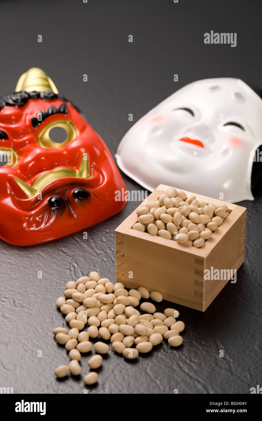 Maschere Di Bambu E Una Scatola Di Fagioli Di Soia Tostata Per Setsubun Foto Stock Alamy