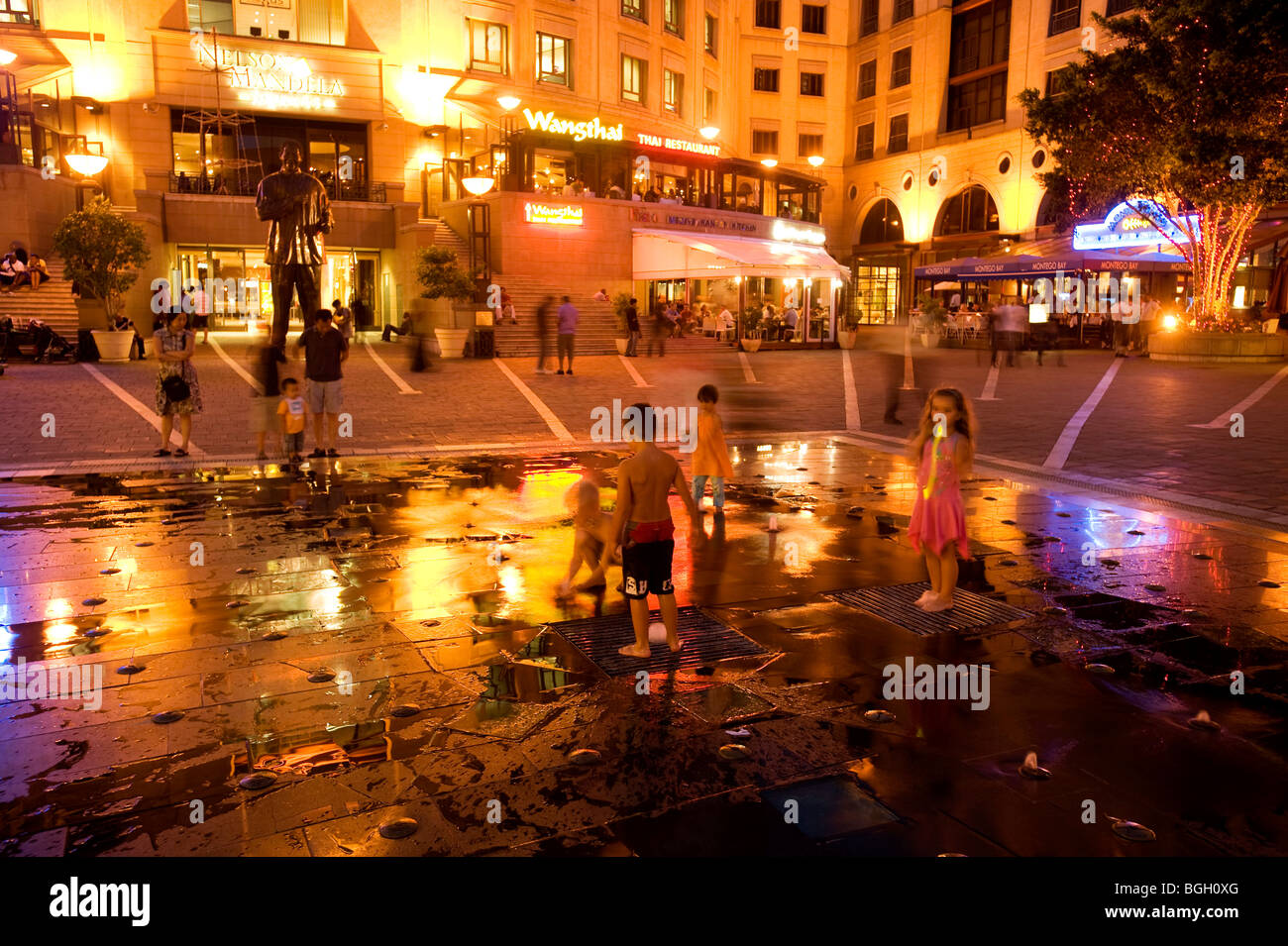 Nelson Mandela Square in serata. Sandton Johannesburg, Sud Africa Foto Stock