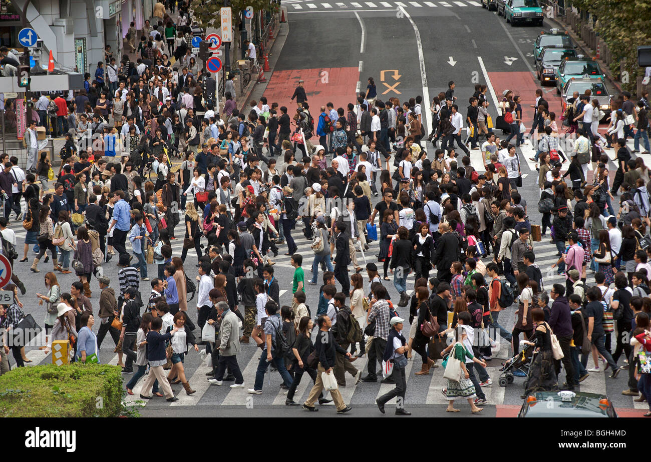 Shibiuya crossing. Affollata attraversamento pedonale, Tokyo, Giappone Foto Stock