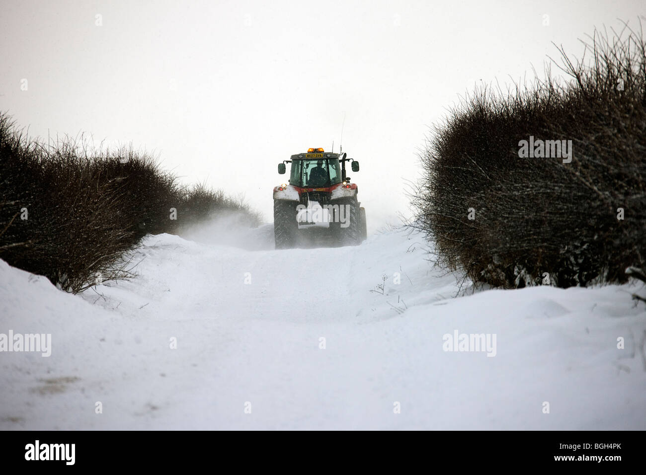 Trattore con spazzaneve. Northumberland Foto Stock