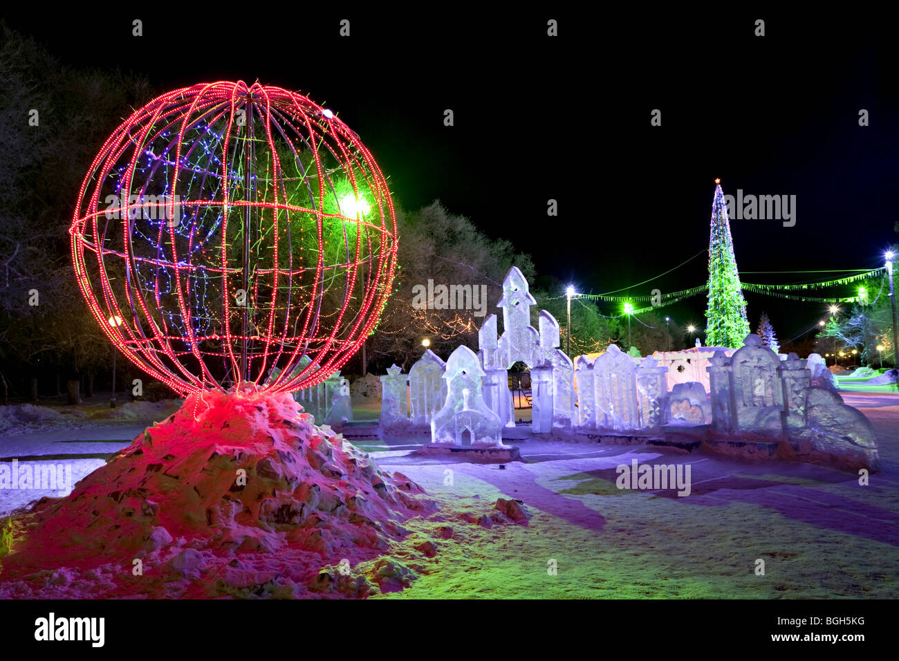 Natale città di ghiaccio con globo illuminata Foto Stock