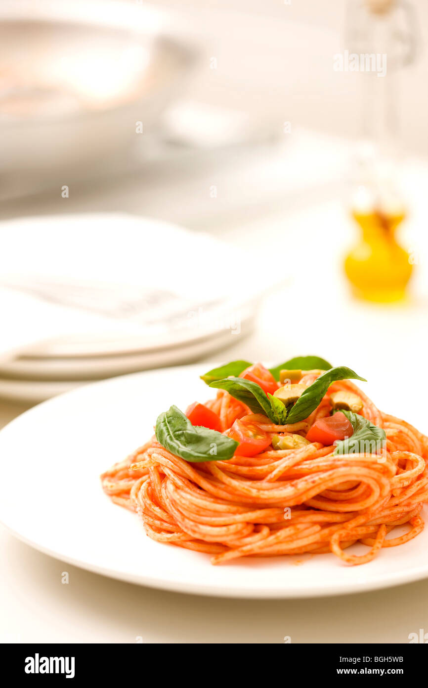 Un piatto di pasta con basilico Foto Stock