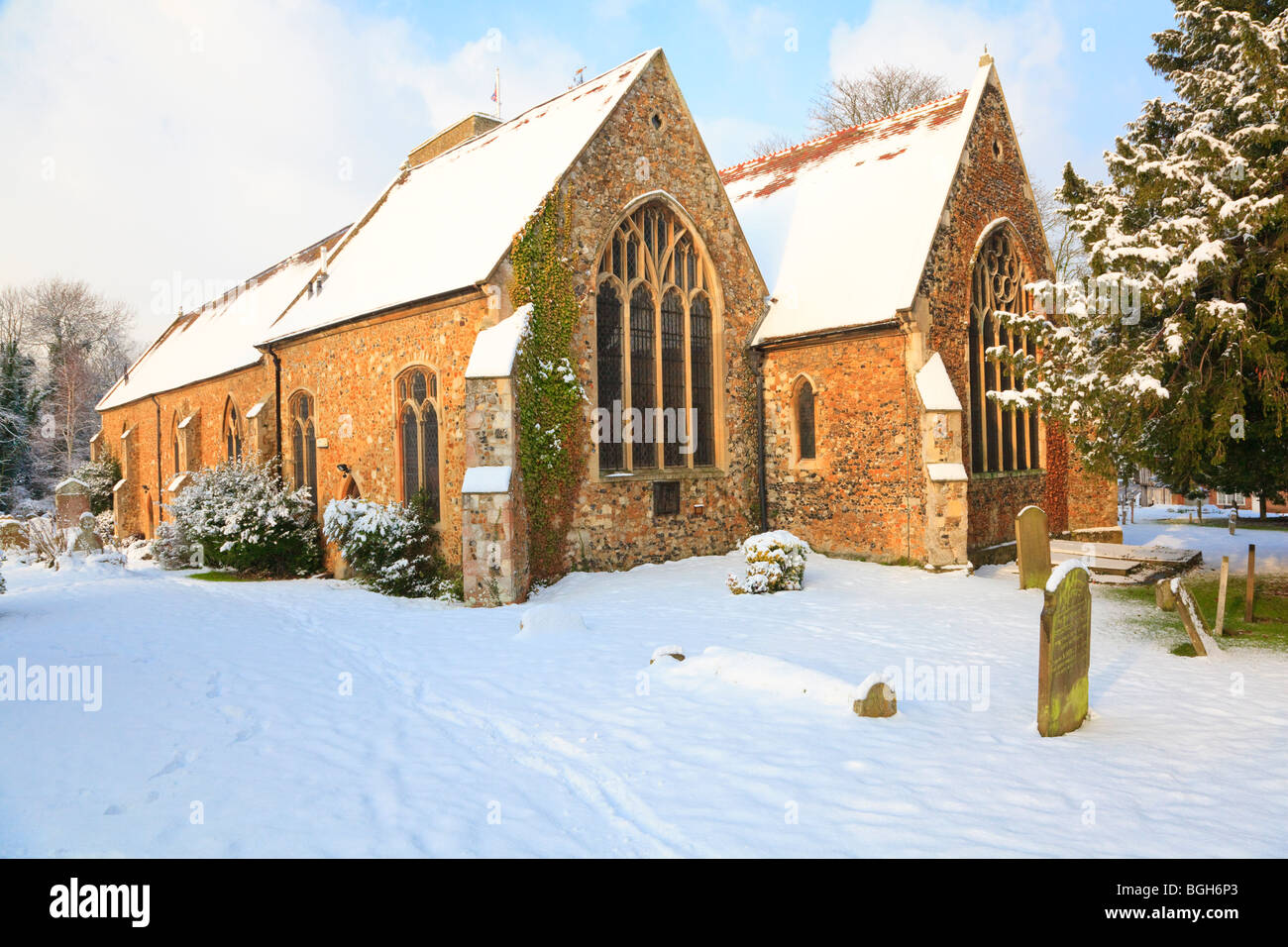 La chiesa di St Martin's nella neve, Herne Village, Kent, Regno Unito Foto Stock