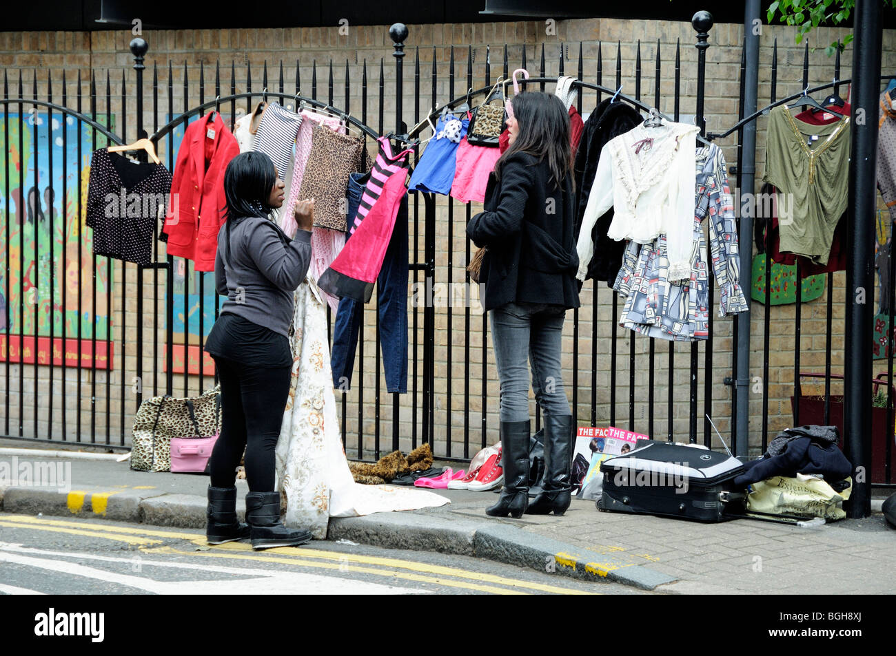 Alla moda di giovani donne cothes vendita in street Stoke Newington Londra Inghilterra REGNO UNITO Foto Stock