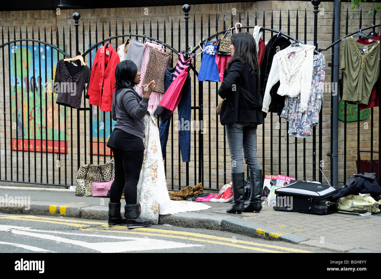 Alla moda di giovani donne cothes vendita in street Stoke Newington Londra Inghilterra REGNO UNITO Foto Stock