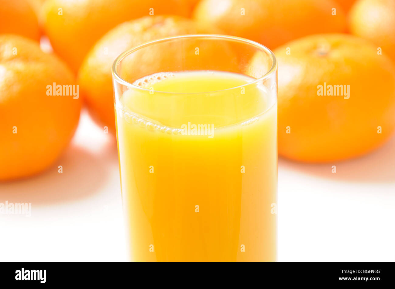 Bicchiere di succo di arancia tra le arance Foto Stock