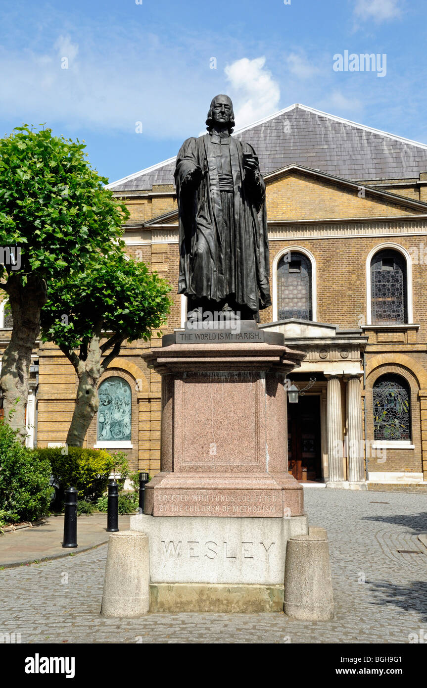 Statua di John Wesley fuori Wesley's Cappella e Museo della Città Road Islington Londra Inghilterra REGNO UNITO Foto Stock