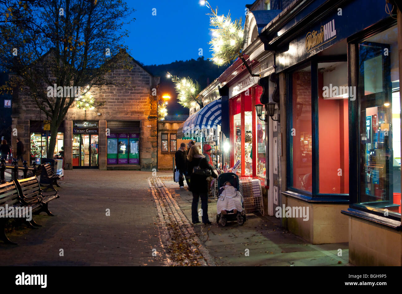 Notte/la fotografia in condizioni di scarsa illuminazione in Bakewell nel periodo di Natale Derbyshire East Midlands England Foto Stock