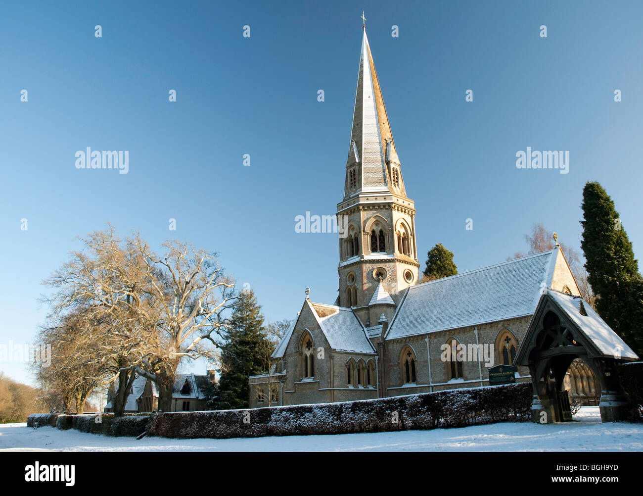 San Barnaba chiesa (1859) su Ranmore Common Road a Dorking nella neve su una soleggiata giornata invernale e Foto Stock