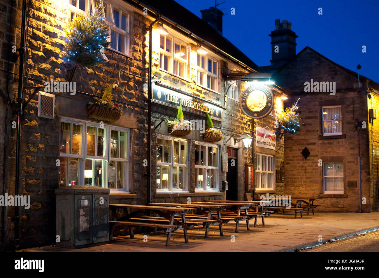 Notte/la fotografia in condizioni di scarsa illuminazione in Bakewell nel periodo di Natale Derbyshire East Midlands England Foto Stock