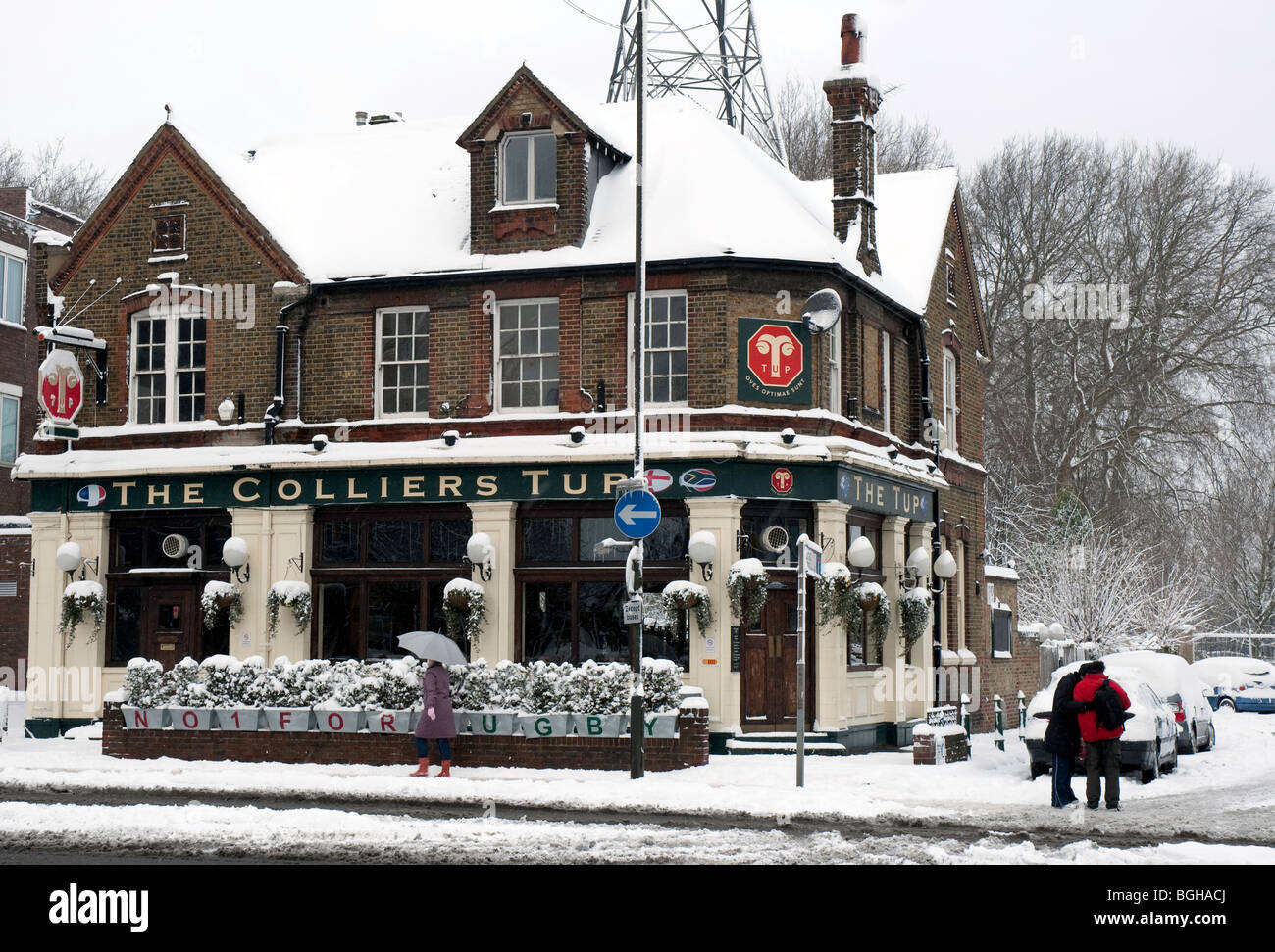 Il Colliers Tup pub in Colliers Wood, a sud-ovest di Londra, nella neve Foto Stock