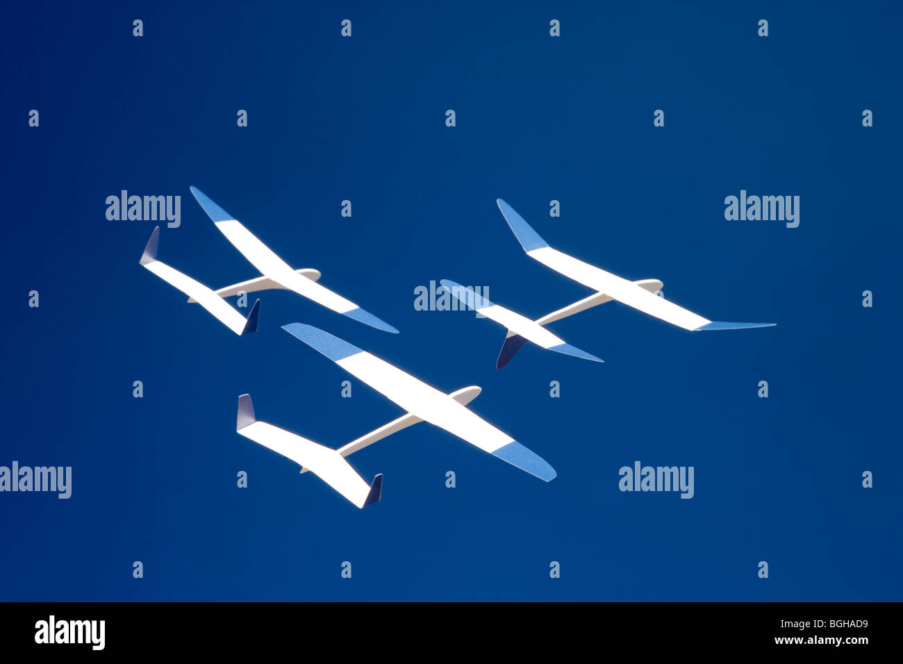 Aeroplani che volano immagini e fotografie stock ad alta risoluzione ...