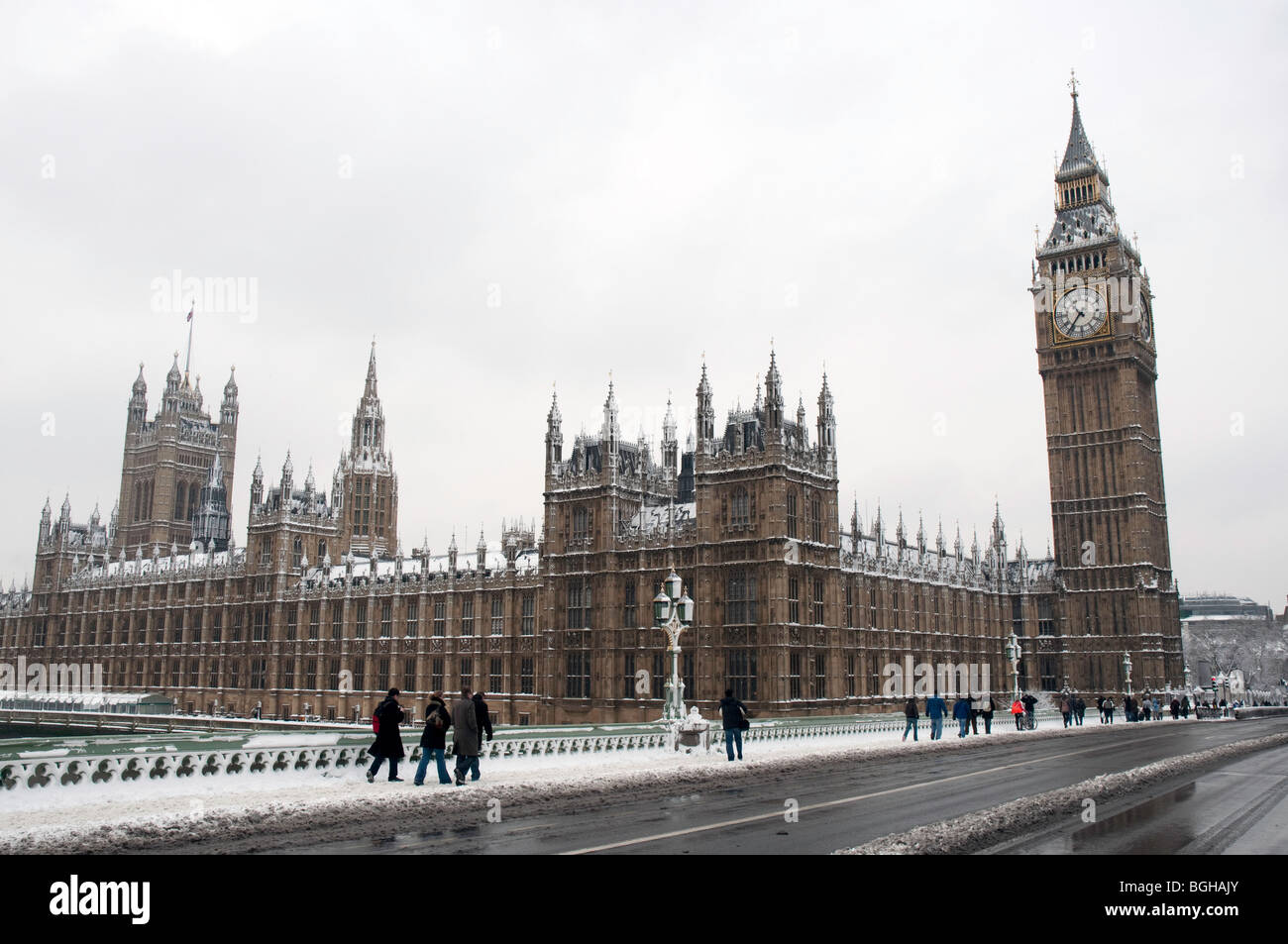 La Casa del Parlamento e dal Big Ben da Westminster Bridge nella neve Foto Stock