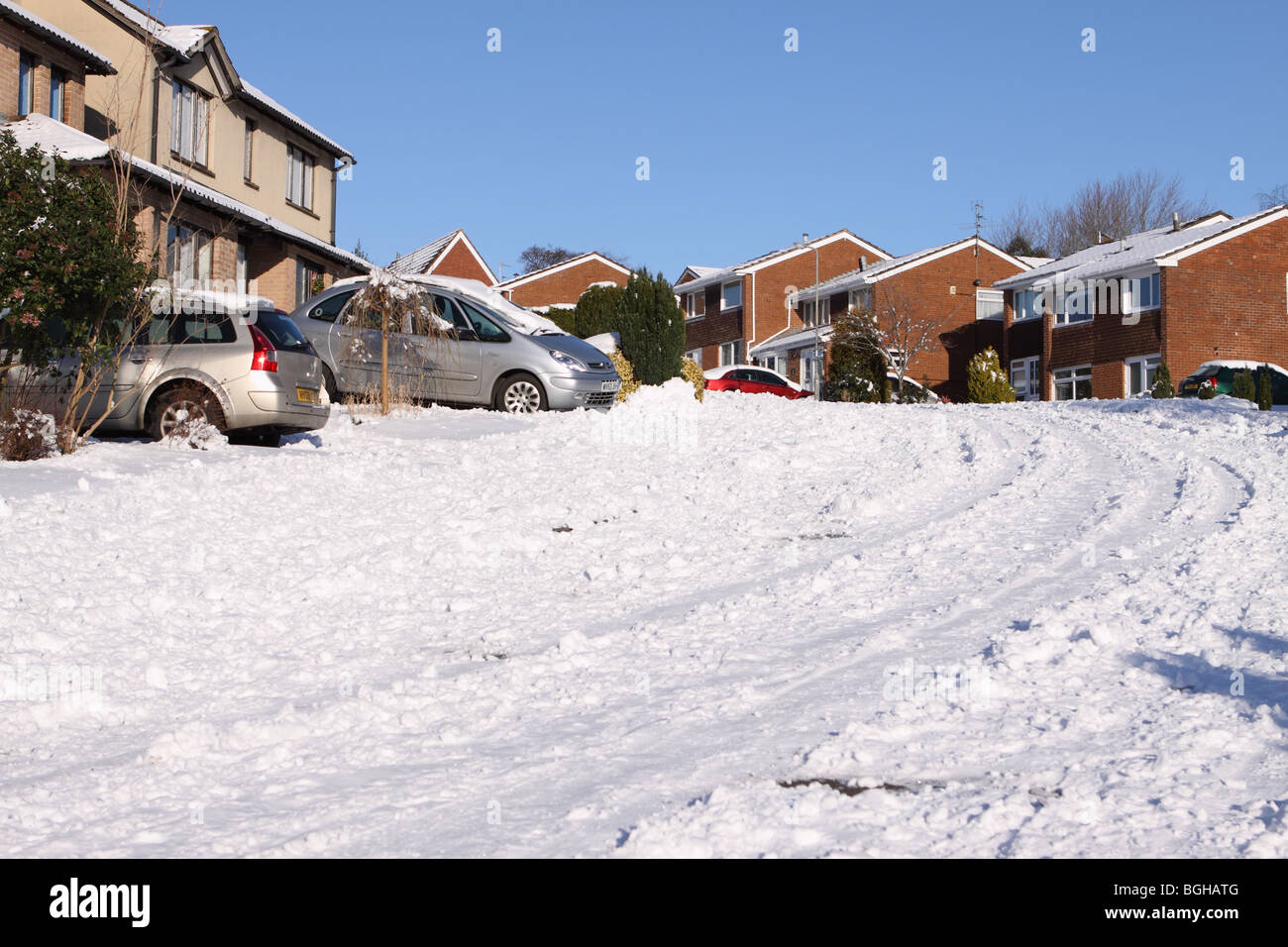 Wells Somerset locale suburbano collinare strada laterale coperto in inverno la neve e il ghiaccio nel gennaio 2010 con nessun consiglio locale gritting Foto Stock