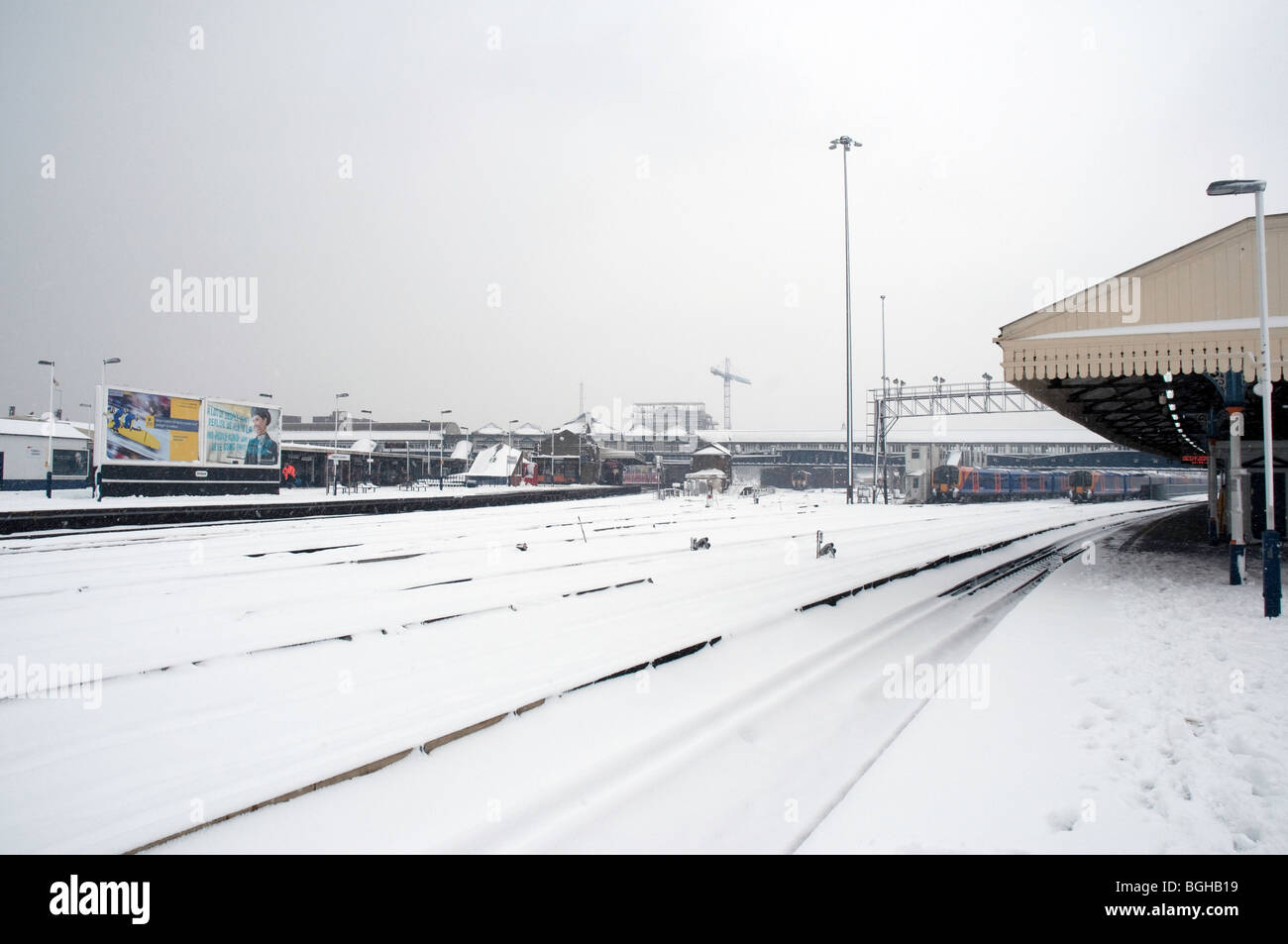 Clapham Junction Station nel sud-ovest di Londra nella neve - La Gran Bretagna è più trafficata Stazione ferroviaria completamente deserte Foto Stock