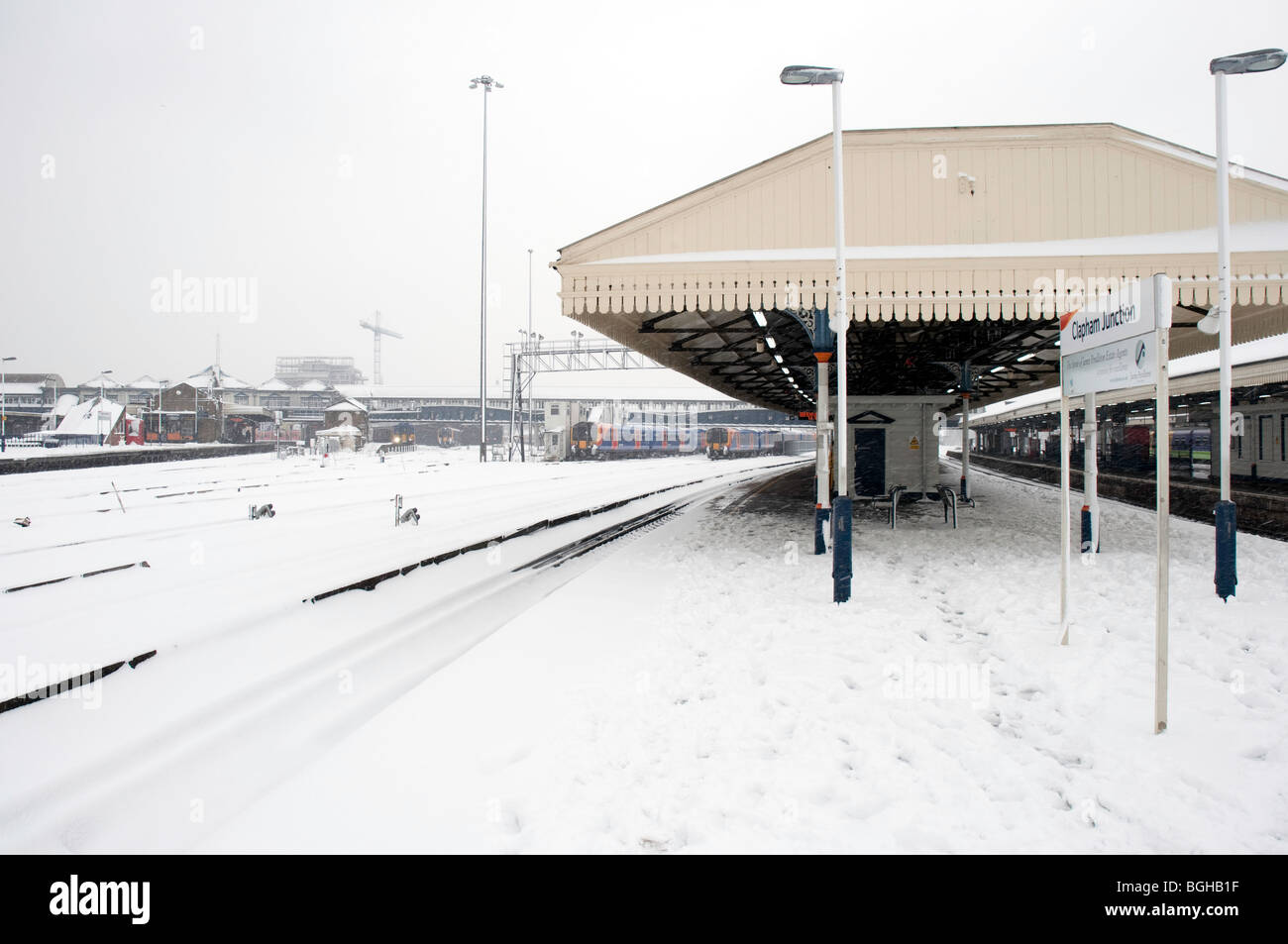 Clapham Junction Station nel sud-ovest di Londra nella neve - La Gran Bretagna è più trafficata Stazione ferroviaria completamente deserte Foto Stock