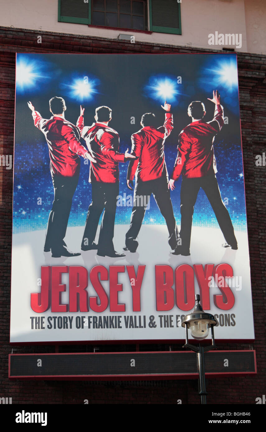 Pubblicità segno per 'Jersey Boys' musical al di fuori dell'entrata al Prince Edward Theatre di Londra. Nov 2009 Foto Stock