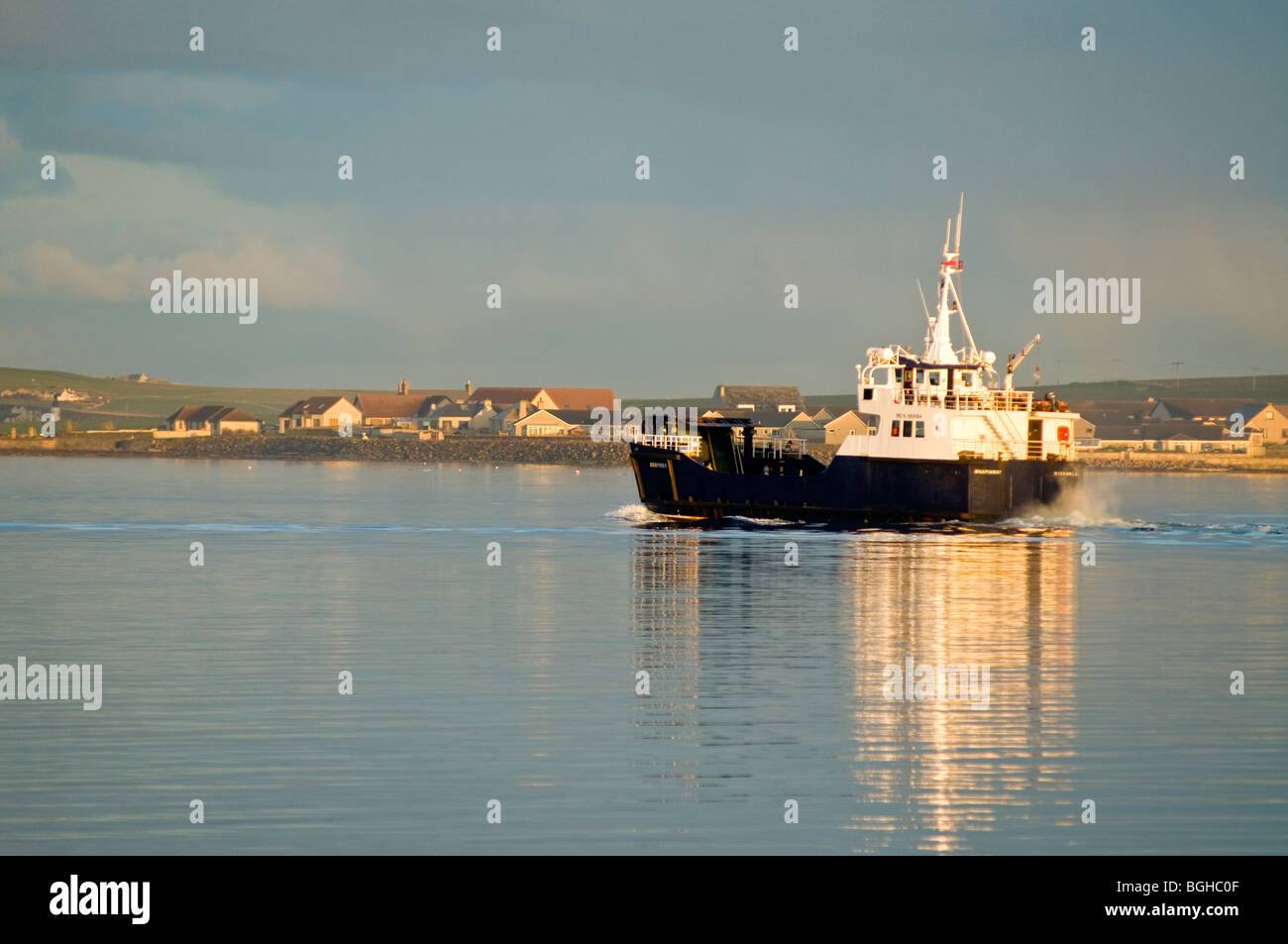 Un Inter island ferry boat lascia Kirkwall harbour nelle Orkney continentale. SCO 5809 Foto Stock