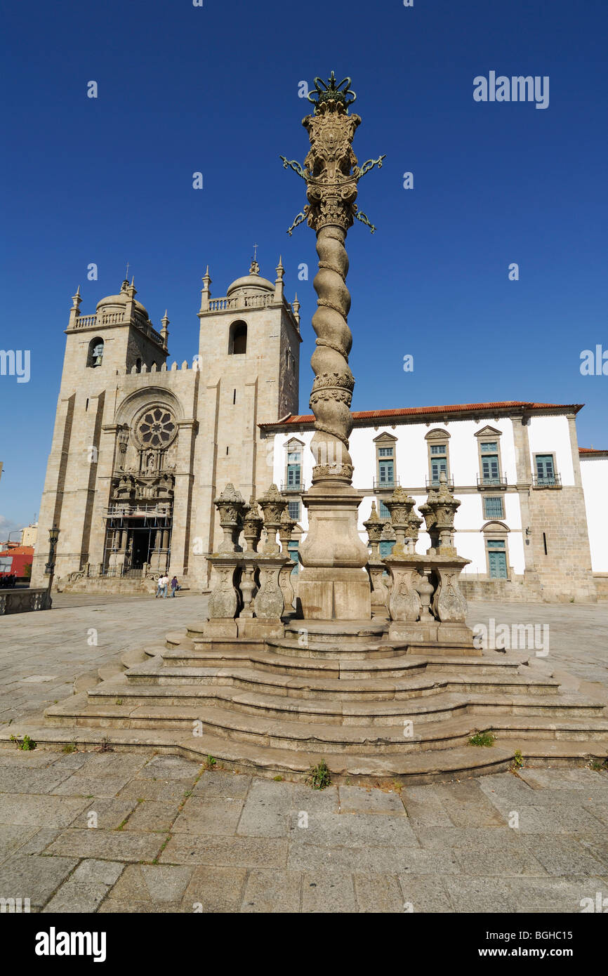 Porto. Il Portogallo. La Cattedrale Sé e le spalliere predisposto gogna di pietra o di Pelourinho. Foto Stock