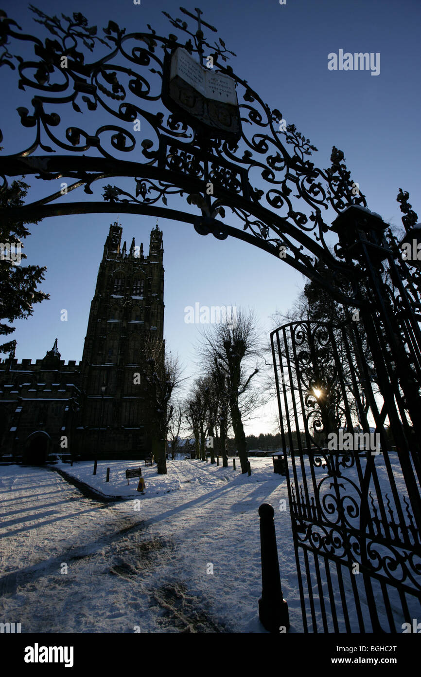 Città di Wrexham, Galles. I primi anni del XVIII secolo Davies fratelli cancelli in ferro battuto con St Giles chiesa parrocchiale in background. Foto Stock