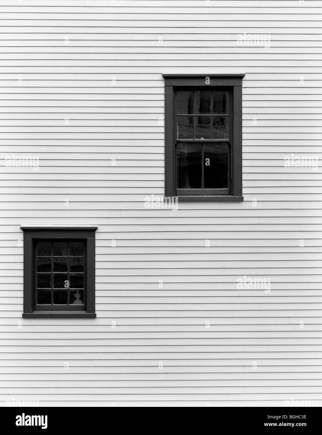 WASHINGTON - quattro finestre nere su una parete bianca a Fort Columbia State Park. Foto Stock