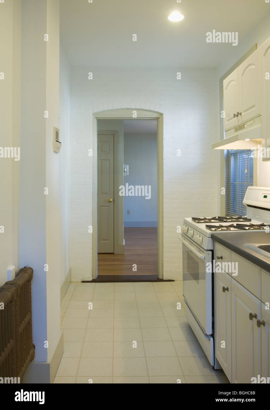 Pavimento in mattonelle piccolo appartamento cucina Foto Stock