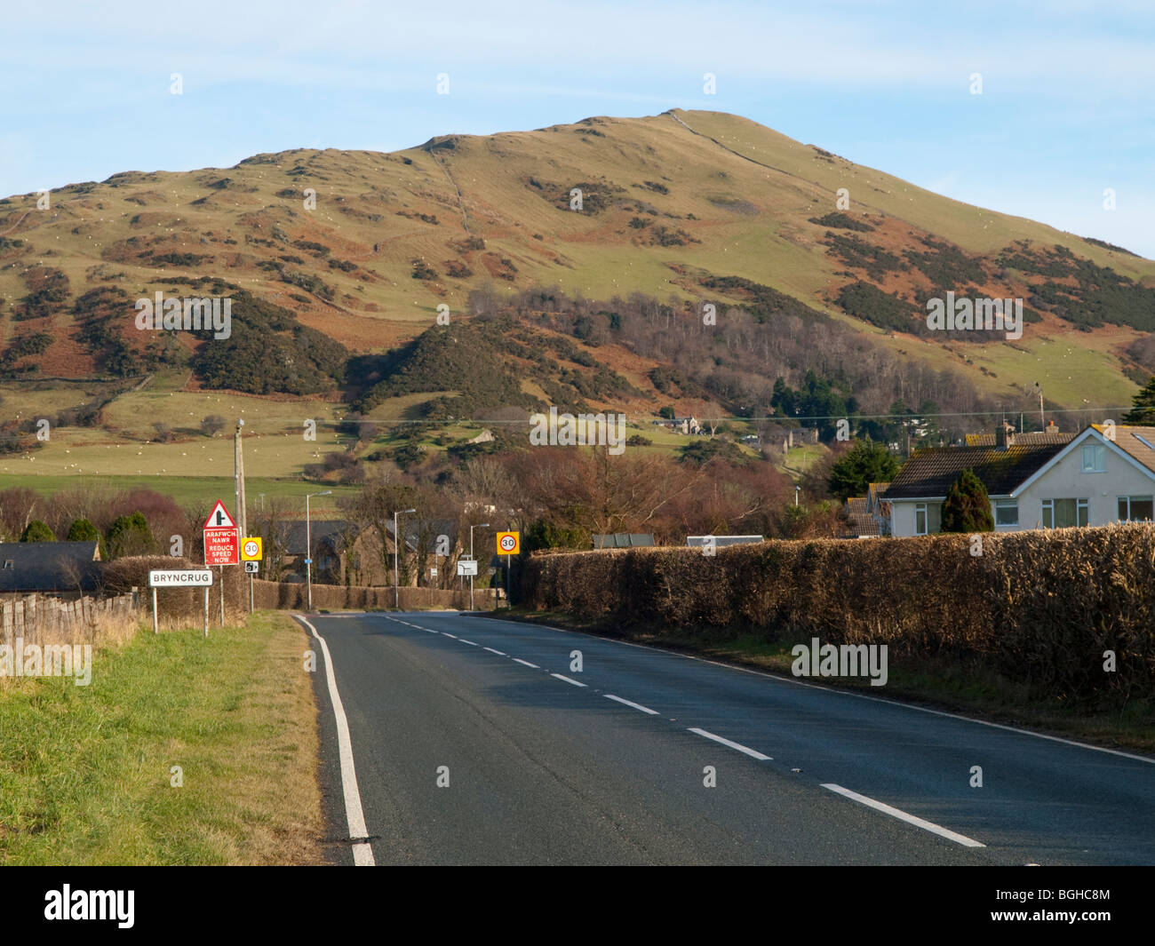 La strada in Brycrug vicino Tywyn, Gwynedd Wales UK Foto Stock