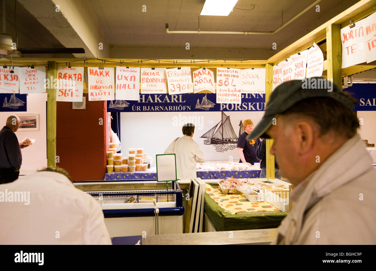 Gli amanti dello shopping l'acquisto di pesce fresco al Kolaportid mercatino delle pulci. Il centro di Reykjavik, a sud-ovest dell'Islanda. Foto Stock
