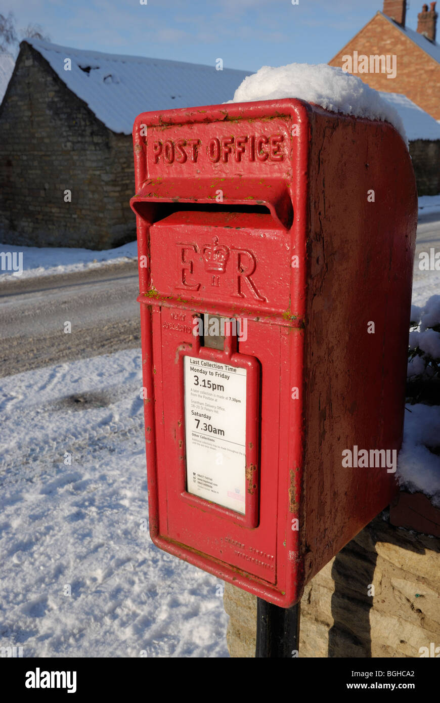 Un villaggio post box a seguito di una caduta di neve. Sudbrook, Lincolnshire, Inghilterra. Foto Stock