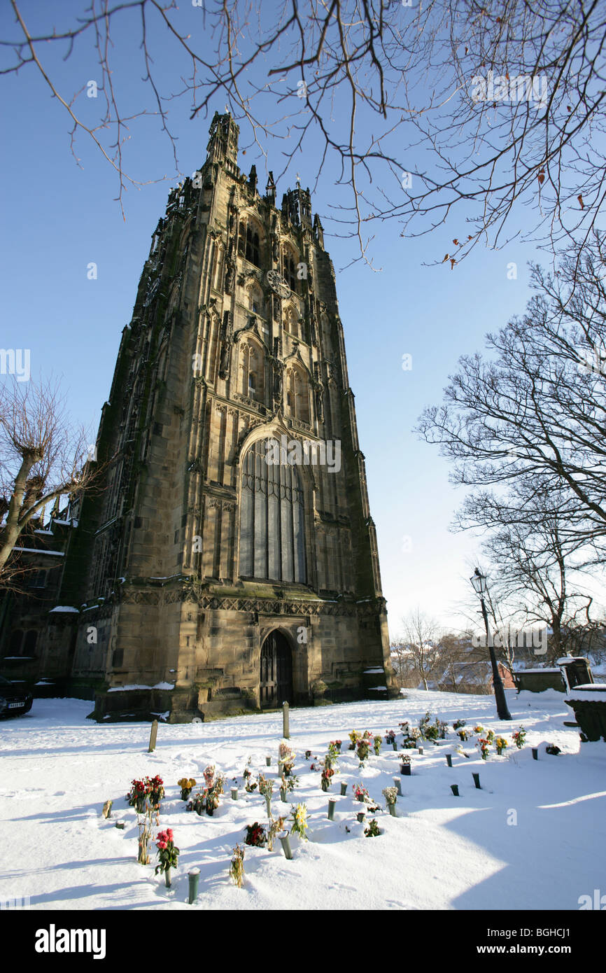 Città di Wrexham, Galles. Il XVI secolo St Giles" chiesa parrocchiale su un inverni nevosi giorno. Foto Stock