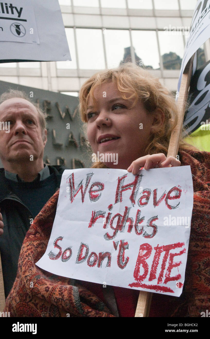 Arresto di brutalità della polizia protesta a New Scotland Yard - donna con poster manoscritta "abbiamo diritti in modo non mordere' Foto Stock