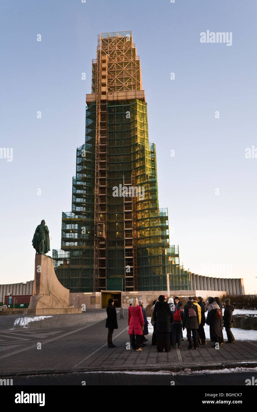 Un gruppo di donne di parlare di fronte all Hallgrimskirkja chiesa. Il centro di Reykjavik, Islanda. Foto Stock