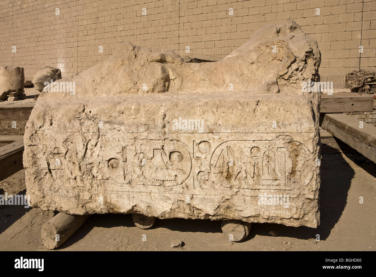 Resti di statua base con cartouches dal museo all'aria aperta a Akhmim vicino a Sohag, Medio Egitto. Foto Stock