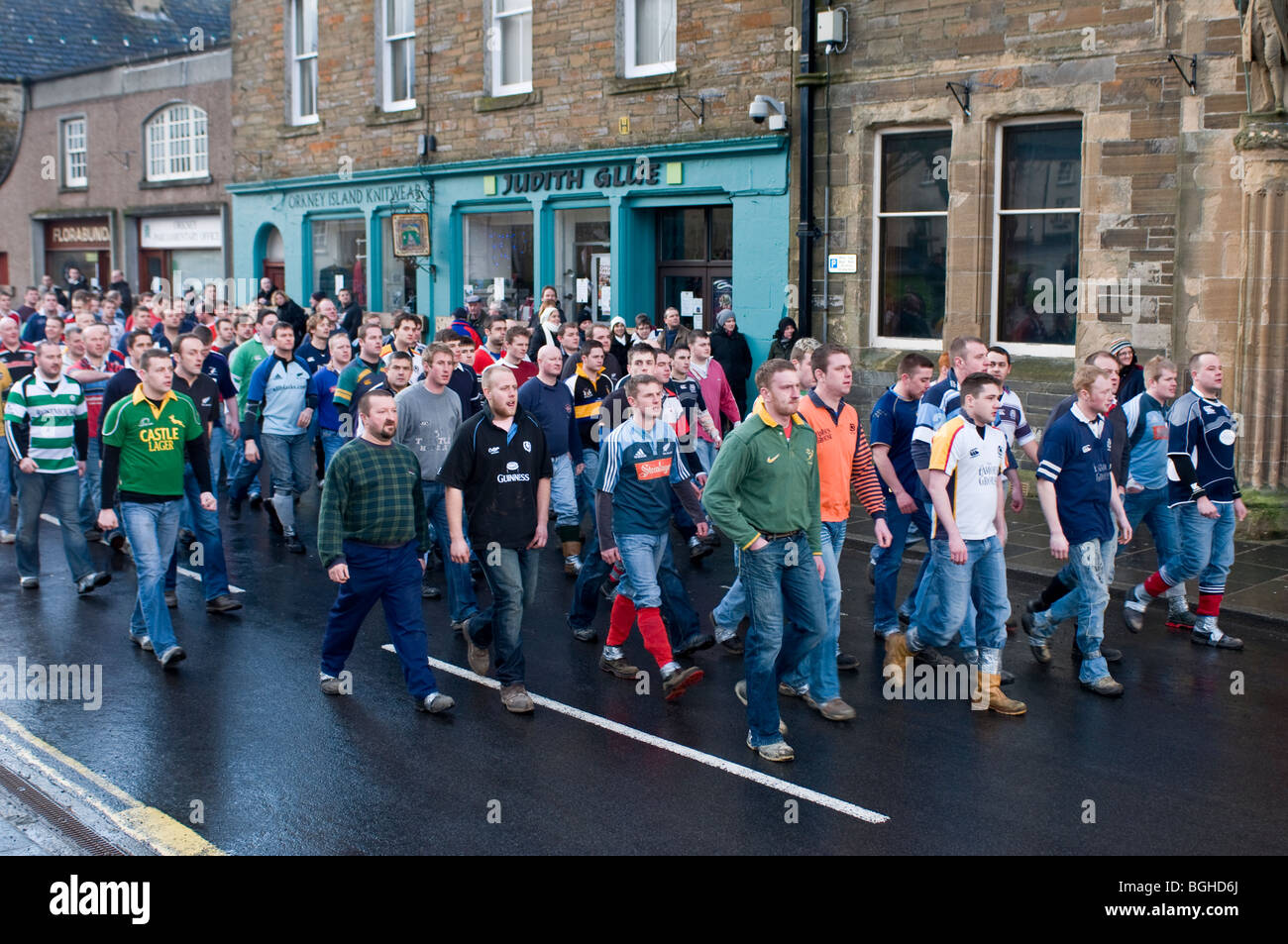 Il Team Uppies per l'Orkney Ba gioco svolto nelle strade ogni giorno di Natale a Kirkwall Orkney continentale. SCO 5829 Foto Stock