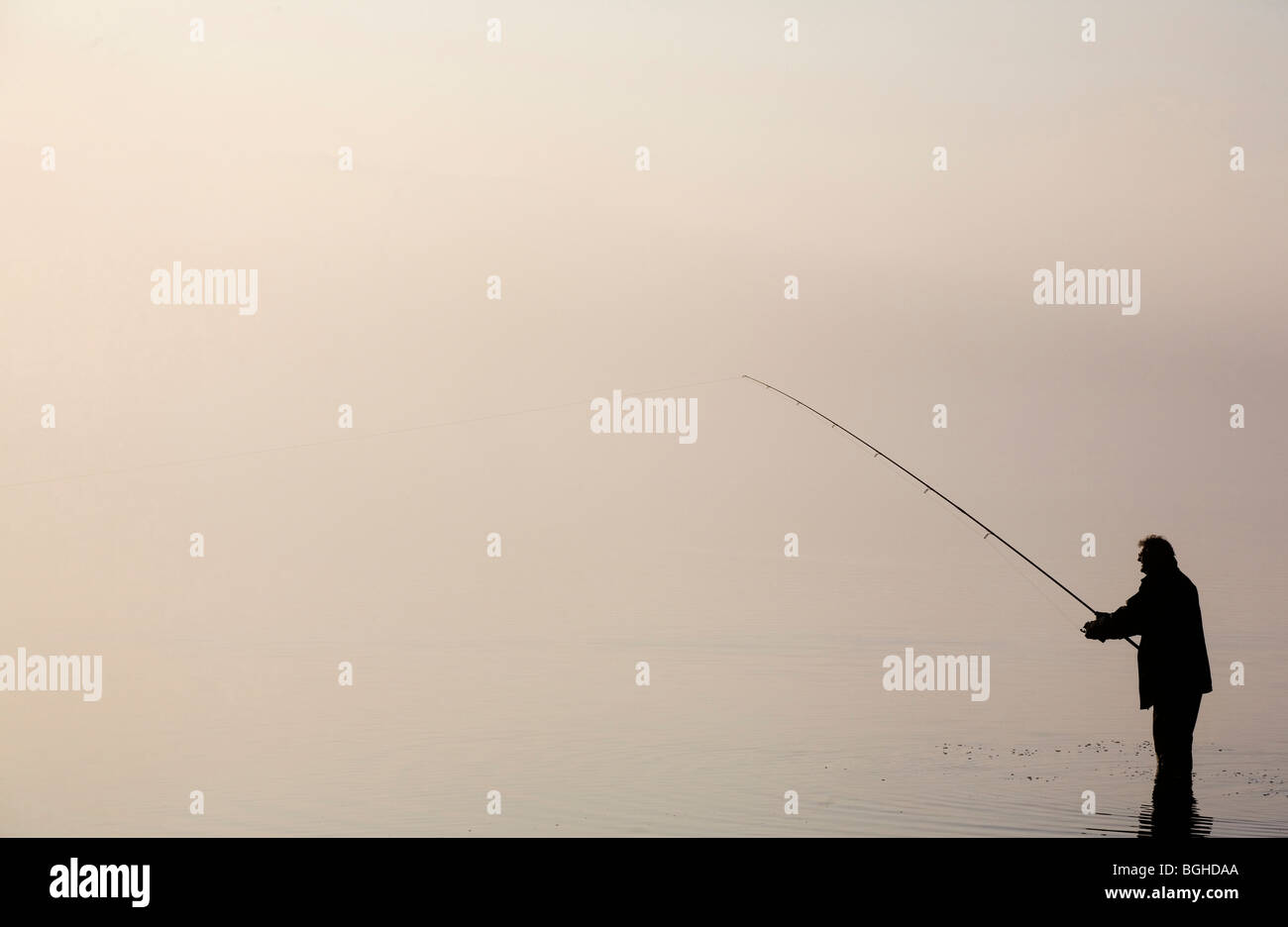 Pescatore a Bassenthwaite Lake, Cumbria, Inghilterra Foto Stock