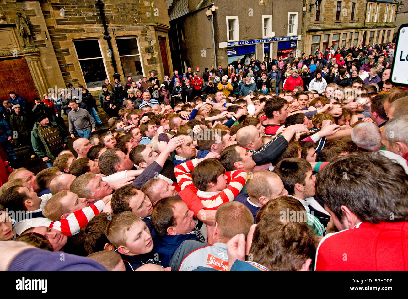 L'Orkney Ba gioco svolto nelle strade ogni giorno di Natale a Kirkwall Orkney continentale. SCO 5833 Foto Stock