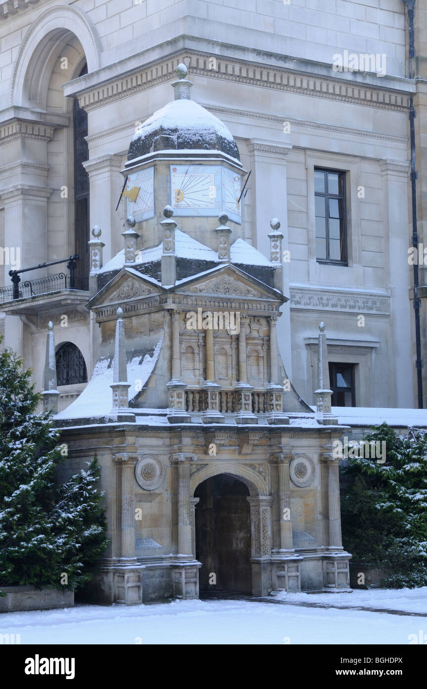 Inghilterra; Cambridge; Gate di onore e di Meridiana a Gonville e Caius College Foto Stock