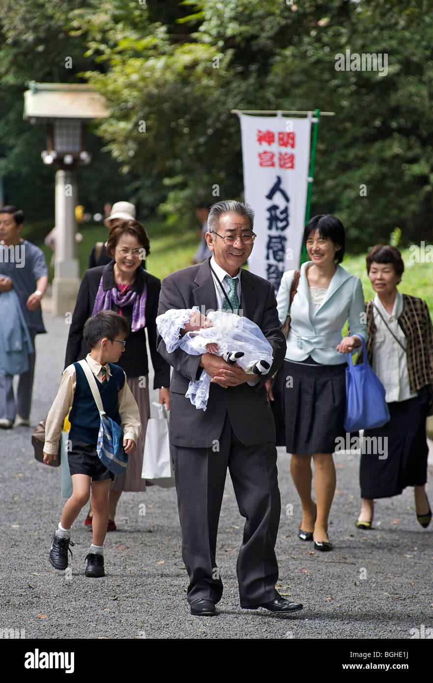 Giapponese famiglia con bambino neonato al Tempio di Meiji nel centro di Tokyo, Giappone Foto Stock
