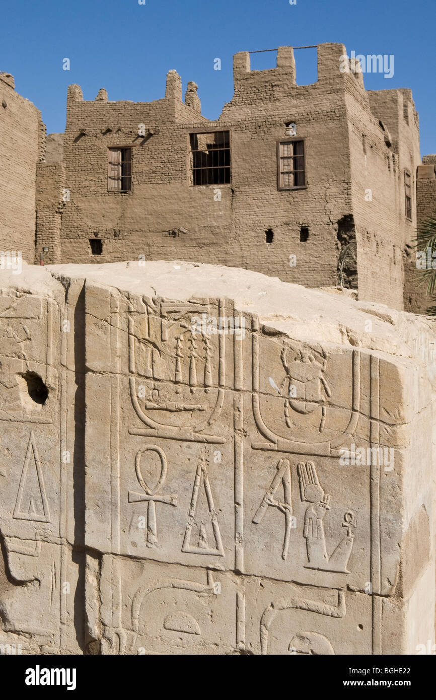 Parete della barca santuario nella parte anteriore del moderno Borgo Casa al tempio di Montu a Tod, Valle del Nilo, a sud di Luxor, Egitto Foto Stock