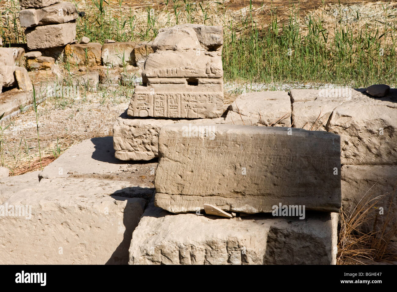 Blocchi vicino al lago sacro del tempio di Montu a Tod, Valle del Nilo, a sud di Luxor, Egitto Foto Stock