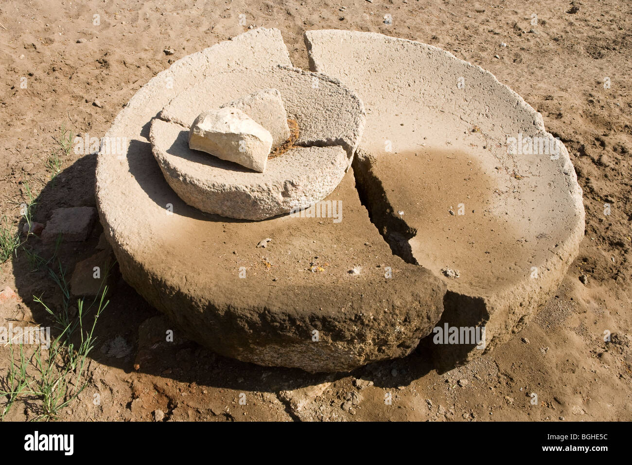 Rotture di macinare la pietra al tempio di Montu a Tod, Valle del Nilo, a sud di Luxor, Egitto Foto Stock