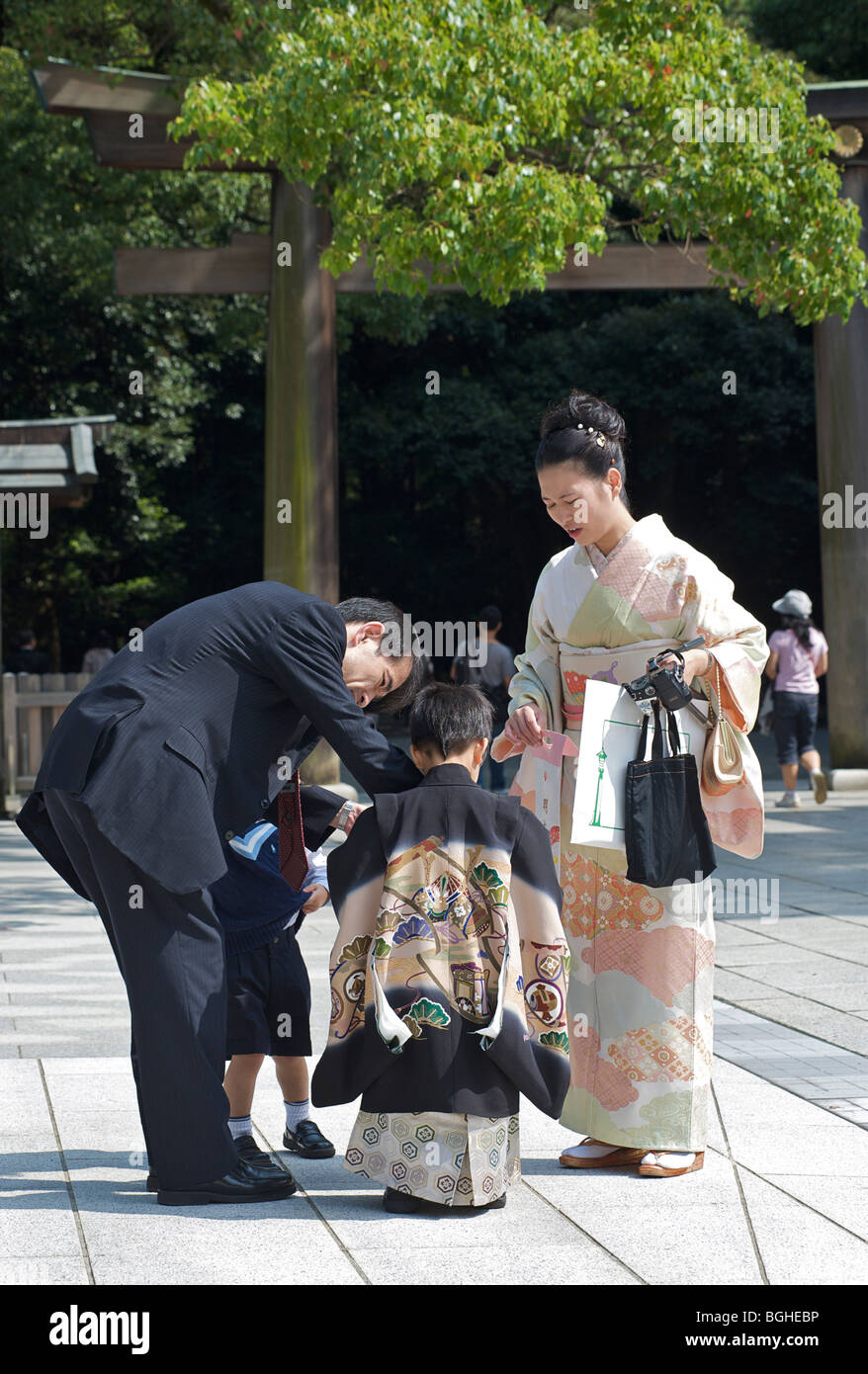 Famiglia giapponese al Tempio di Meiji nel centro di Tokyo, Giappone Foto Stock