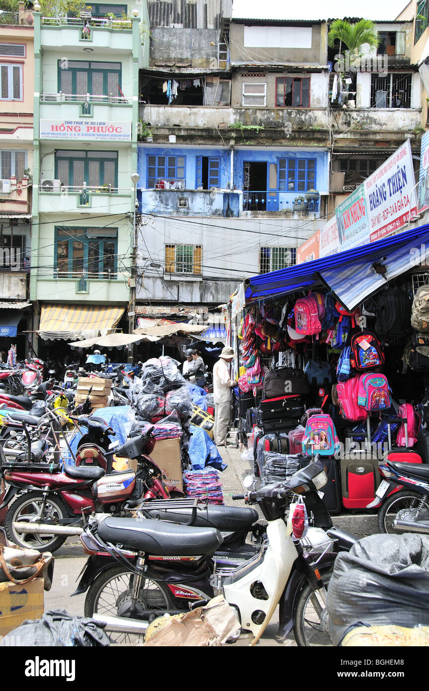 Street con stallo del mercato in Ho Chi Minh City Vietnam Foto Stock